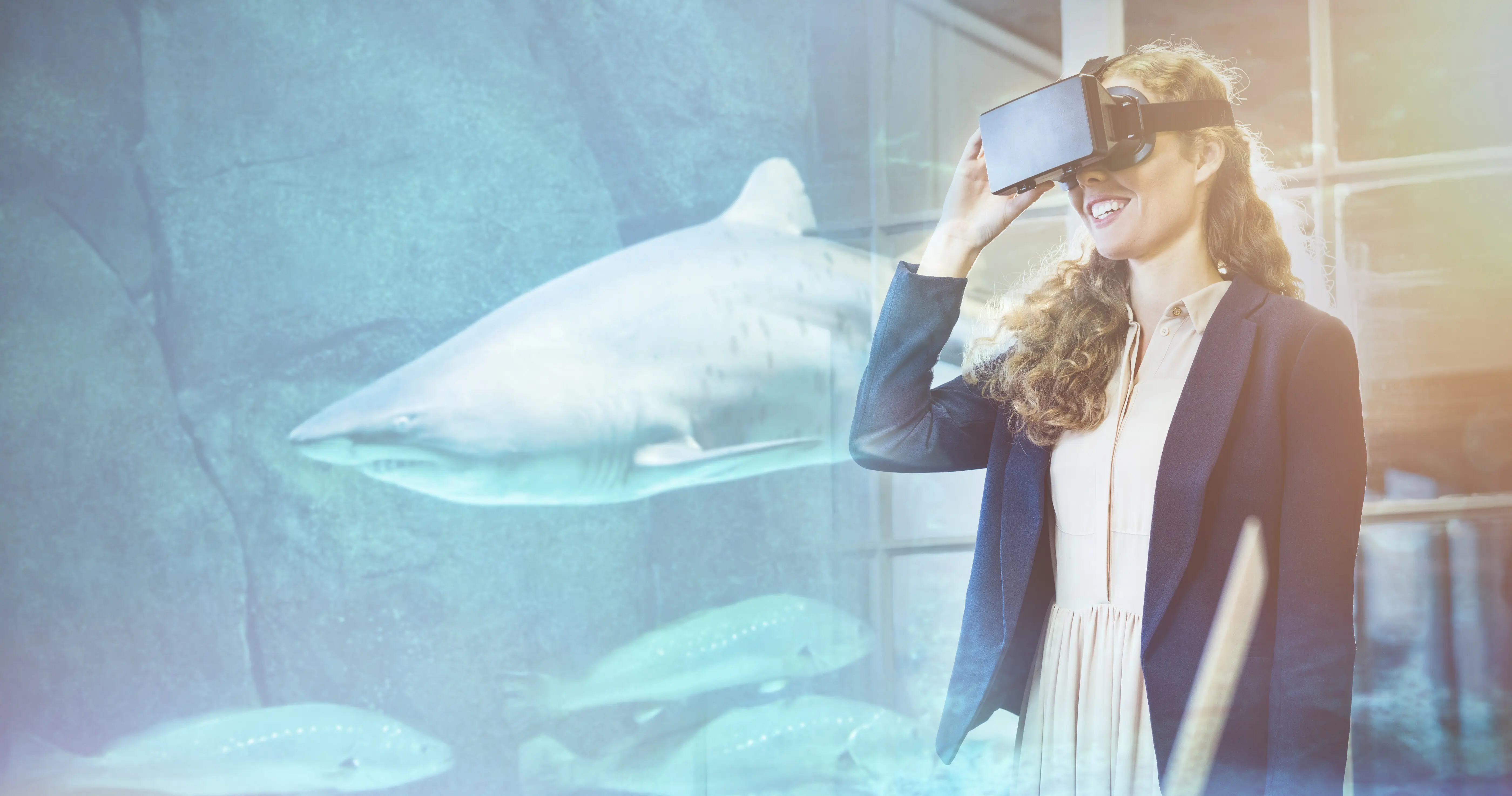 Zusammengesetztes Bild eines Hais, der in einem Fischbecken schwimmt.